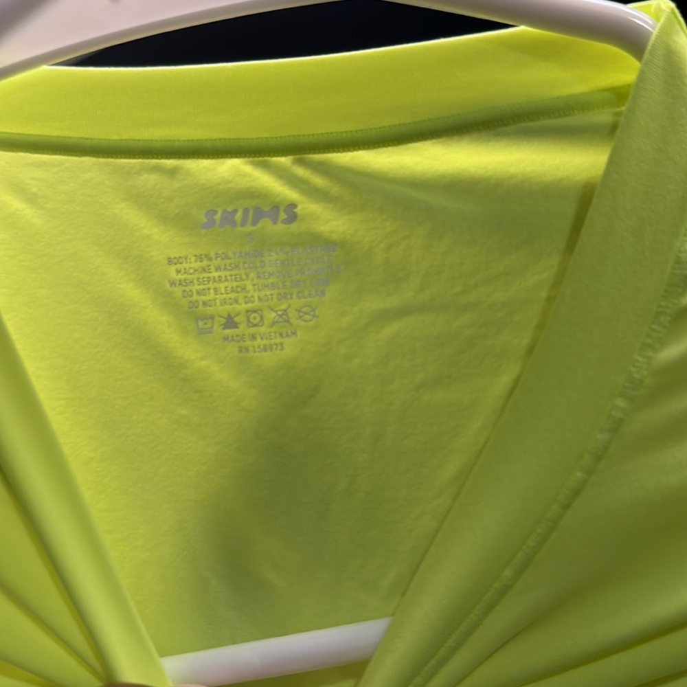 Skims fits everybody green highlighter long sleeve top size small - Picture 4 of 5